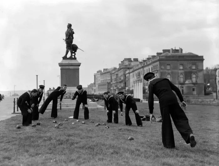 Framed Print : Sailors playing bowls on Plymouth Hoe under the watchful eye of Sir Francis Drake