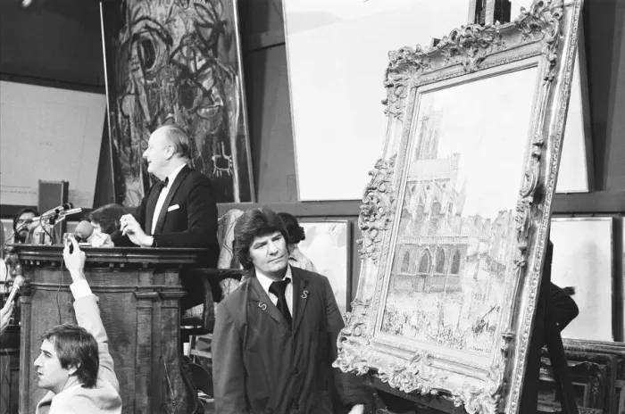 Framed Print : Sale of some of Frank Sinatras paintings at Sothebys in London 27 June 1977 Framed Print : Sale of some of Frank Sinatras paintings at Sothebys in London 27 June 1977