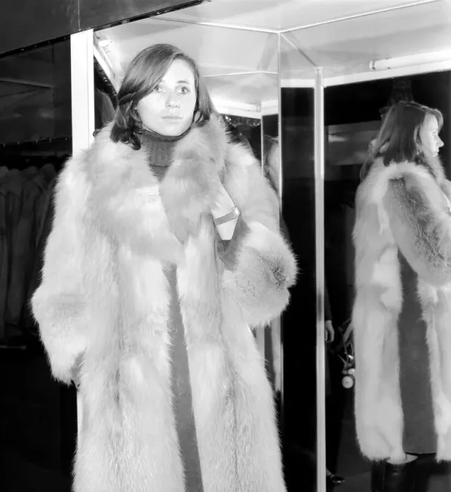 Framed Print : Sales at Selfridges in Oxford street. Mrs Diana Leonard, 26, of West London Framed Print : Sales at Selfridges in Oxford street. Mrs Diana Leonard, 26, of West London