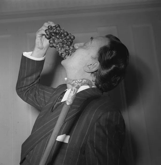 Framed Print : Salvador Dali in London 1959 Dalis paintings Framed Print : Salvador Dali in London 1959 Dalis paintings