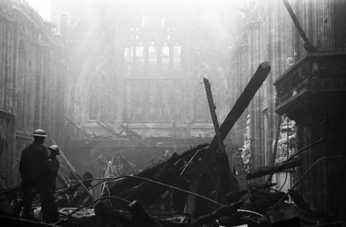 Framed Print : Salvage workers pick through the burnt out remains of London Framed Print : Salvage workers pick through the burnt out remains of London
