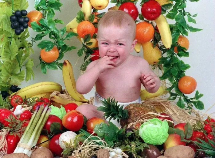 Framed Print : Sam Stewart baby wearing nappy surrounded by fruit and vegetables September 1992 fingers Framed Print : Sam Stewart baby wearing nappy surrounded by fruit and vegetables September 1992 fingers