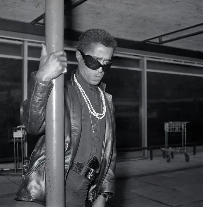 Framed Print : Sammy Davis Jnr. arriving at LAP. 16th September 1967