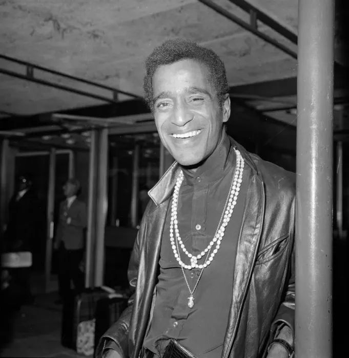Framed Print : Sammy Davis Jnr back in London to film Salt and Pepper 16th July 1967. X8688
