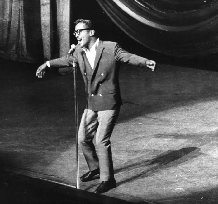 Framed Print : Sammy Davis Jnr singing during the first televised Royal Variety Show at the Royal