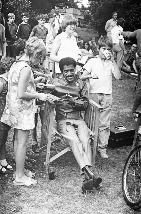 Framed Print : Sammy Davis Junior signing autographs whilst on location of One More Time Framed Print : Sammy Davis Junior signing autographs whilst on location of One More Time