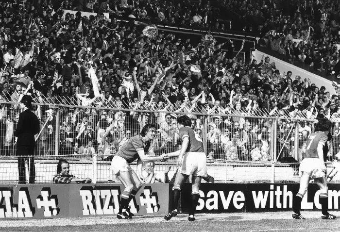 Framed Print : Sammy McIlroy of Manchester United celebates after scoring in the 1979 FA Cup Final Framed Print : Sammy McIlroy of Manchester United celebates after scoring in the 1979 FA Cup Final