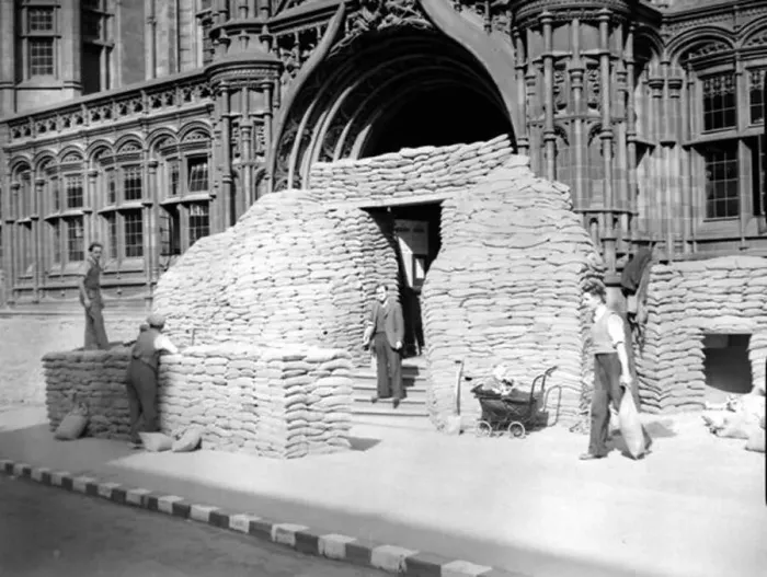 : Sandbags being piled up outside Birmingham Magistrates Court during the war : Sandbags being piled up outside Birmingham Magistrates Court during the war