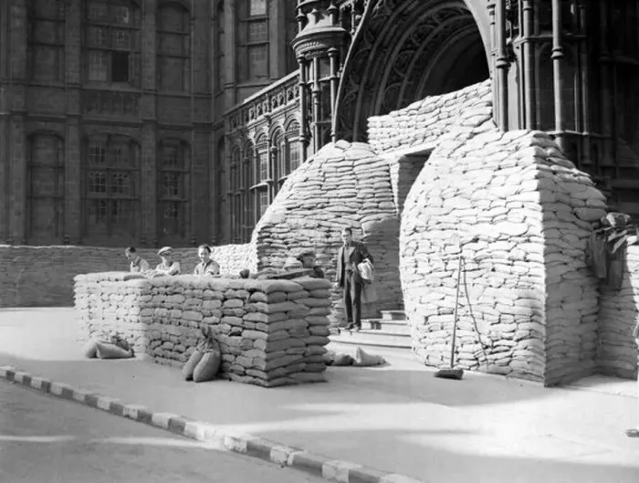 : Sandbags being piled up outside Birmingham Magistrates court during the war : Sandbags being piled up outside Birmingham Magistrates court during the war