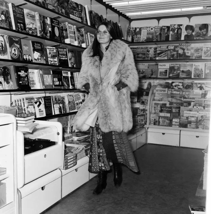 Framed Print : Sandie Shaw at Heathrow airport, she is off to Brussels to appear in Cabaret Framed Print : Sandie Shaw at Heathrow airport, she is off to Brussels to appear in Cabaret