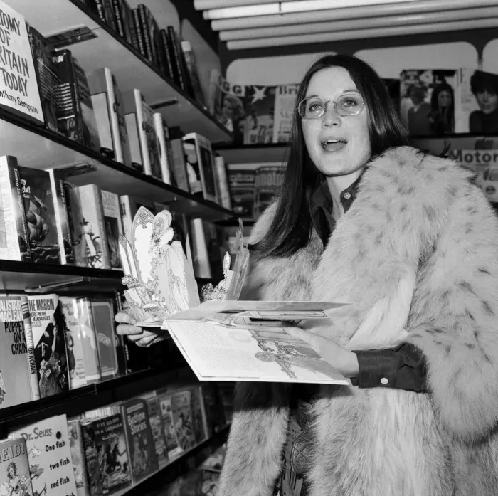Framed Print : Sandie Shaw at Heathrow airport, she is off to Brussels to appear in Cabaret Framed Print : Sandie Shaw at Heathrow airport, she is off to Brussels to appear in Cabaret