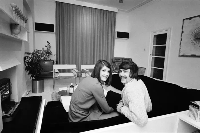 Framed Print : Sandie Shaw with her husband Jeff Banks at their home in Blackheath, South-East London Framed Print : Sandie Shaw with her husband Jeff Banks at their home in Blackheath, South-East London