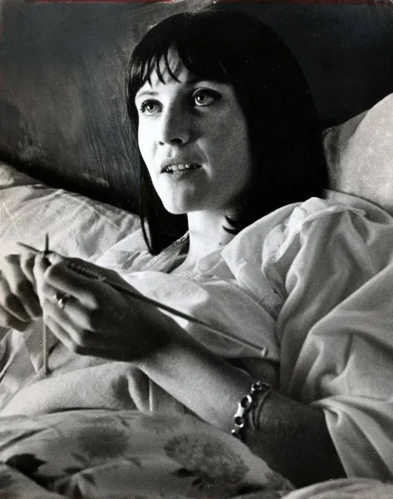 Framed Print : SANDIE SHAW SINGER LYING IN BED KNITTING - 1964 27 / 10 / 1964 Framed Print : SANDIE SHAW SINGER LYING IN BED KNITTING - 1964 27 / 10 / 1964