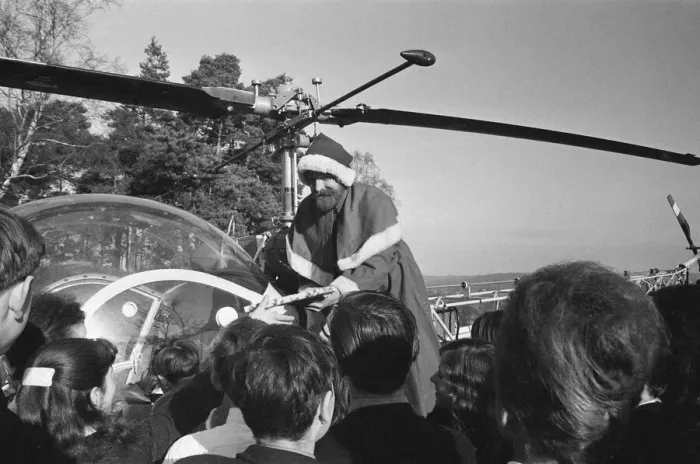 Framed Print : Santa Claus arrives by helicopter at Pestalozzi Village for Children in Sedlescombe