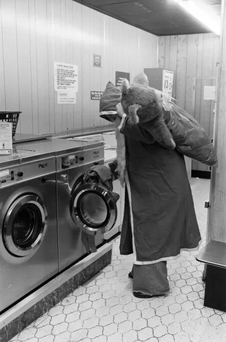 Framed Print : Santa Claus, makes time for Laundry, ahead of Christmas, 10th December 1977