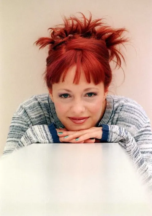 Framed Print : Sarah Cawood TV presenter leaning on her chin Framed Print : Sarah Cawood TV presenter leaning on her chin