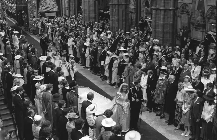 Framed Print : SARAH FERGUSON AND PRINCE ANDREWs WEDDING - THE DUKE AND DUCHESS OF WORK WALKING