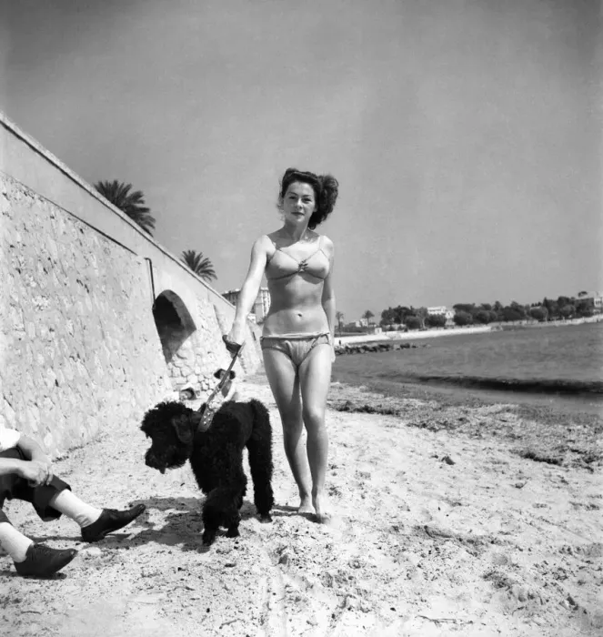 Framed Print : Sasi Tschaen and Yolande Blatt. South of France. July 1949 O20688-005