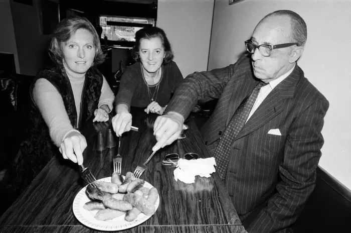 Framed Print : Sausage tasting panel at Marine Ices, Camden Town. Mrs Rita Peduzz (Housewife)