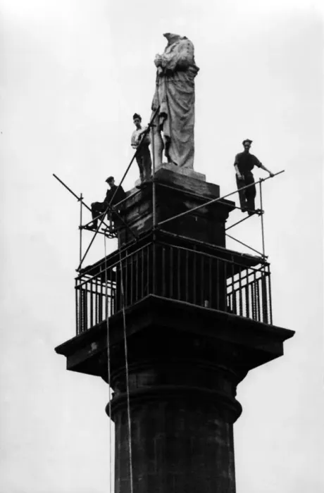 Framed Print : Scaffolders prepare Greys Monument, Newcastle, for the replacement head to be Framed Print : Scaffolders prepare Greys Monument, Newcastle, for the replacement head to be