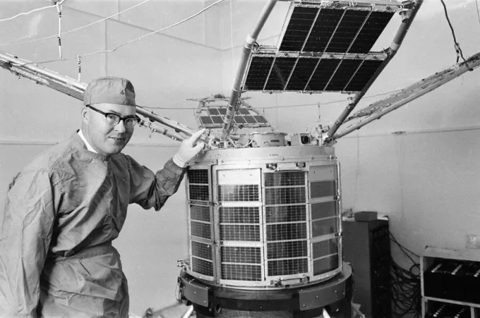 Framed Print : Full scale model of the Britains UK-3 Satellite, Friday 5th August 1966 Framed Print : Full scale model of the Britains UK-3 Satellite, Friday 5th August 1966