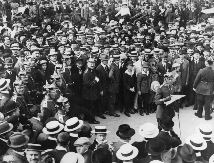 Framed Print : The scene in central Berlin as a representative of the Kaisers reads out the declaration