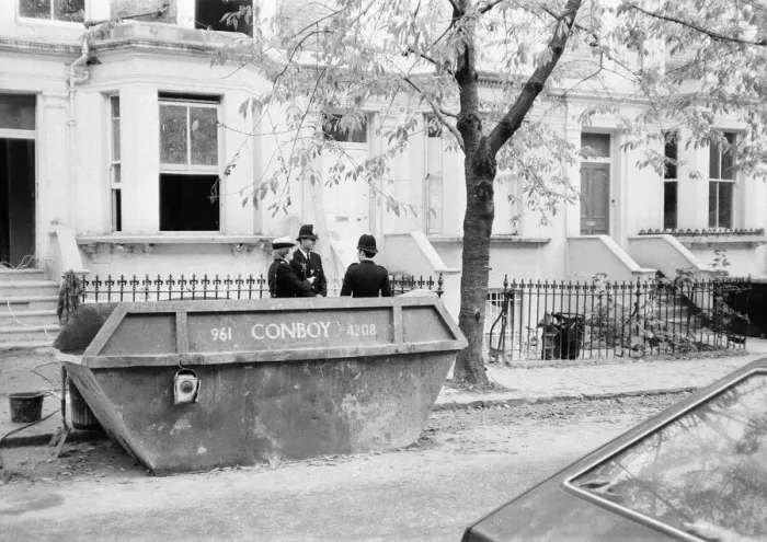 Framed Print : Scene outside flat in Abingdon Road, Kensington, London where Koo Stark, Actress
