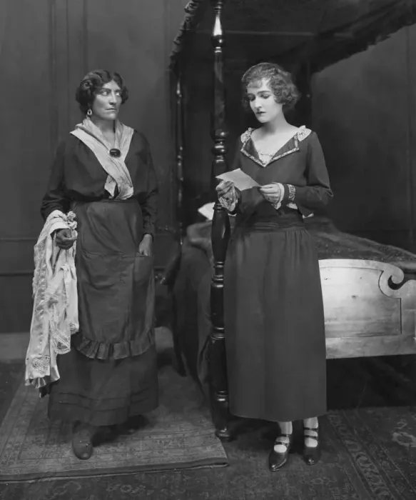 Framed Print : Scene from the play The Cat and The Canary. 18 September 1923