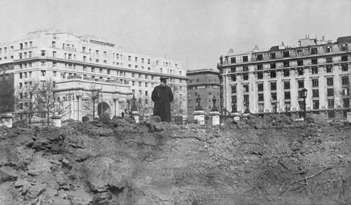 Framed Print : Scene showing the devastation at Orators Corner at Marble Arch in London after a V2 Framed Print : Scene showing the devastation at Orators Corner at Marble Arch in London after a V2