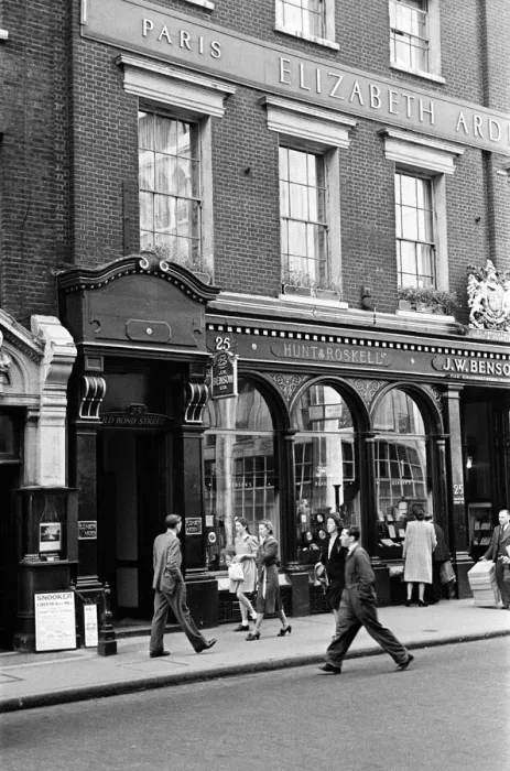 Framed Print : Scenes on Bond Street, central London. October 1947 Framed Print : Scenes on Bond Street, central London. October 1947