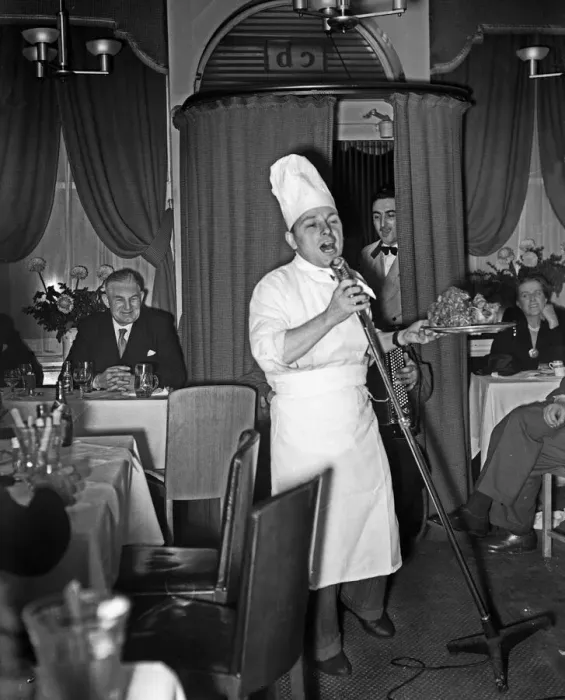 Framed Print : Scenes at Cafe Bleu restaurant in Soho, London. Musicians playing to customers