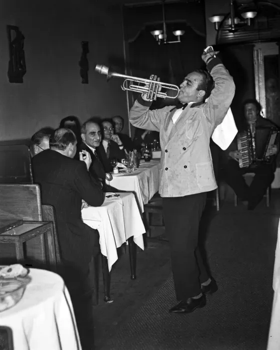 Framed Print : Scenes at Cafe Bleu restaurant in Soho, London. Musicians playing to customers