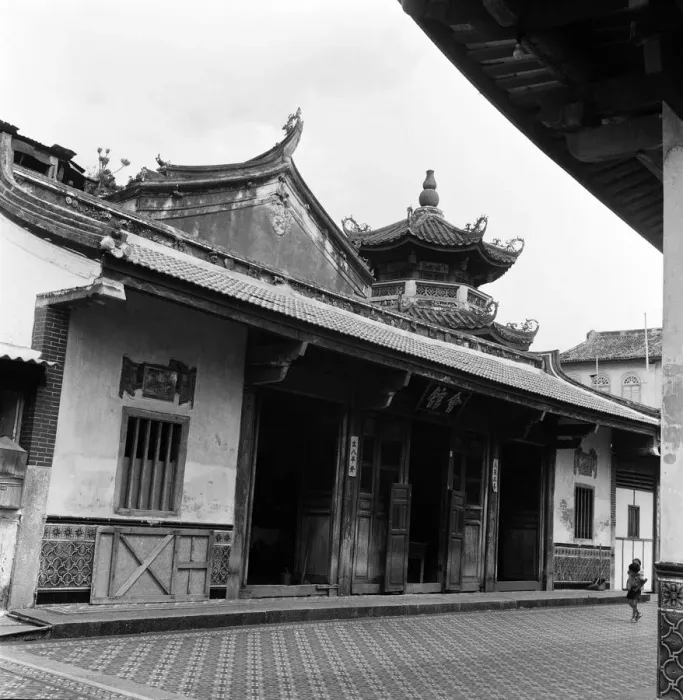 Framed Print : Scenes in Chinatown, Singapore. 6th February 1962 Framed Print : Scenes in Chinatown, Singapore. 6th February 1962
