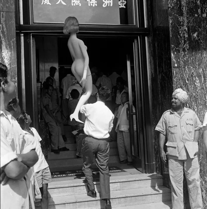 Framed Print : Scenes in Chinatown, Singapore. A truck load of dummies, some completely nude Framed Print : Scenes in Chinatown, Singapore. A truck load of dummies, some completely nude