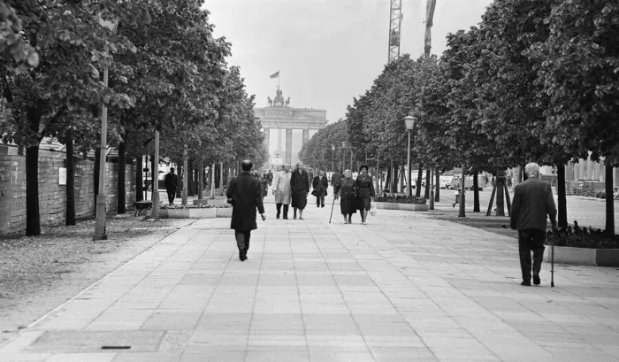 Framed Print : Scenes in East Berlin, four years after work began on the construction of the Berlin Wall Framed Print : Scenes in East Berlin, four years after work began on the construction of the Berlin Wall