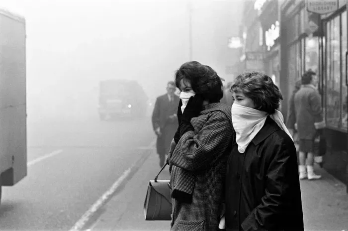 Framed Print : Scenes of a fog bound London, 5th December 1962 Framed Print : Scenes of a fog bound London, 5th December 1962