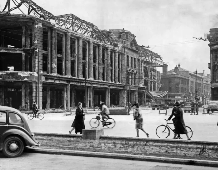 Framed Print : Scenes in Hull, the most severely damaged British city or town during the Second World Framed Print : Scenes in Hull, the most severely damaged British city or town during the Second World