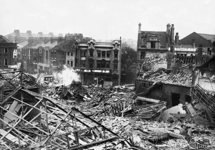 Framed Print : Scenes in Hull, the most severely damaged British city or town during the Second World Framed Print : Scenes in Hull, the most severely damaged British city or town during the Second World