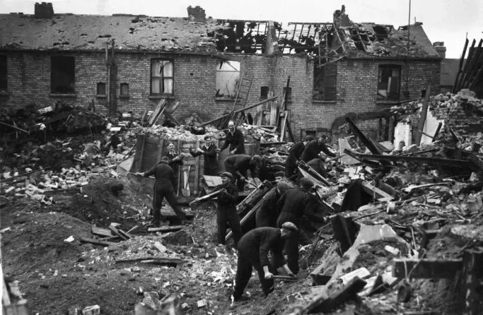 Framed Print : Scenes in Hull, the most severely damaged British city or town during the Second World Framed Print : Scenes in Hull, the most severely damaged British city or town during the Second World