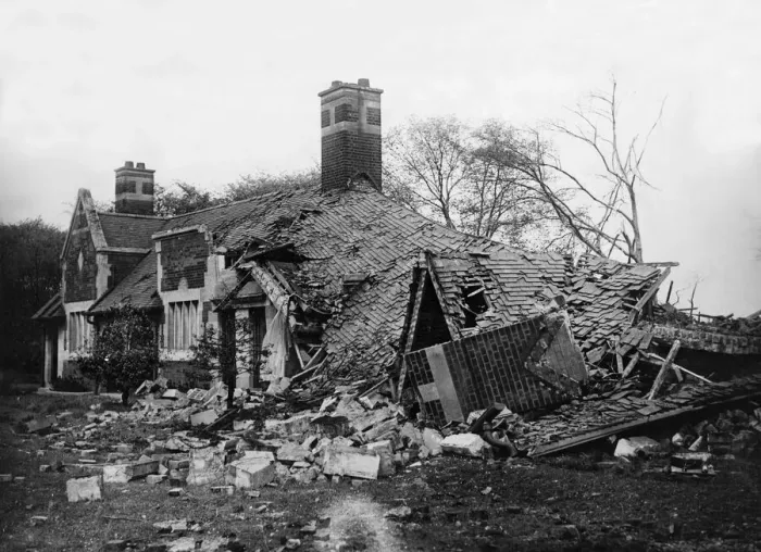Framed Print : Scenes in Hull, the most severely damaged British city or town during the Second World Framed Print : Scenes in Hull, the most severely damaged British city or town during the Second World
