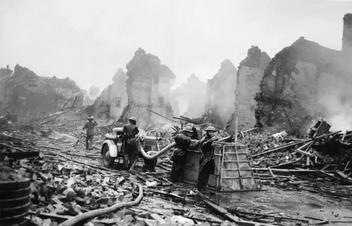 Framed Print : Scenes in Hull, the most severely damaged British city or town during the Second World Framed Print : Scenes in Hull, the most severely damaged British city or town during the Second World