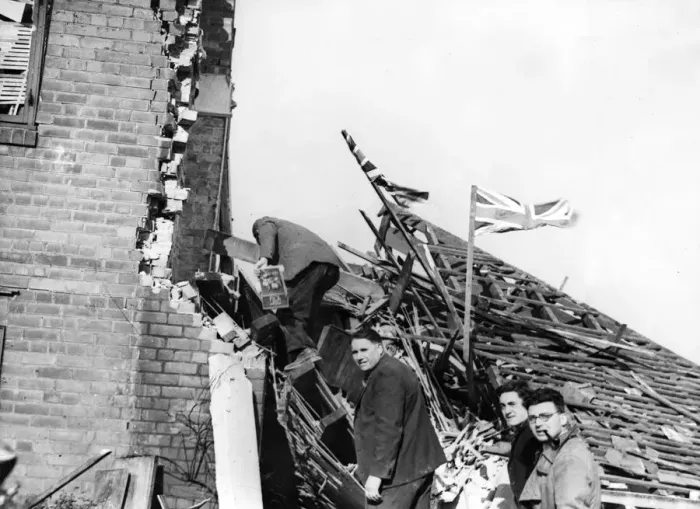 Framed Print : Scenes in Hull, the most severely damaged British city or town during the Second World Framed Print : Scenes in Hull, the most severely damaged British city or town during the Second World