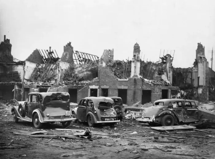 Framed Print : Scenes in Hull, the most severely damaged British city or town during the Second World Framed Print : Scenes in Hull, the most severely damaged British city or town during the Second World
