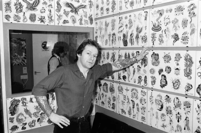 Framed Print : Scenes inside a tattoo parlour. 28th May 1981 Framed Print : Scenes inside a tattoo parlour. 28th May 1981