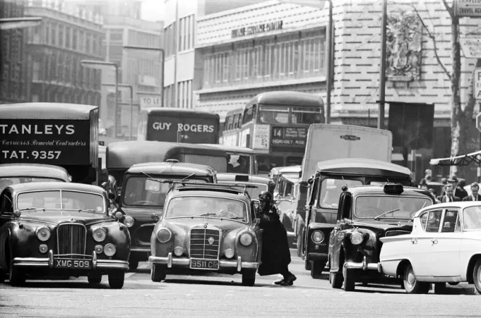 Framed Print : Scenes in Knightsbridge, Central London after a car broke down in the road causing a hold Framed Print : Scenes in Knightsbridge, Central London after a car broke down in the road causing a hold