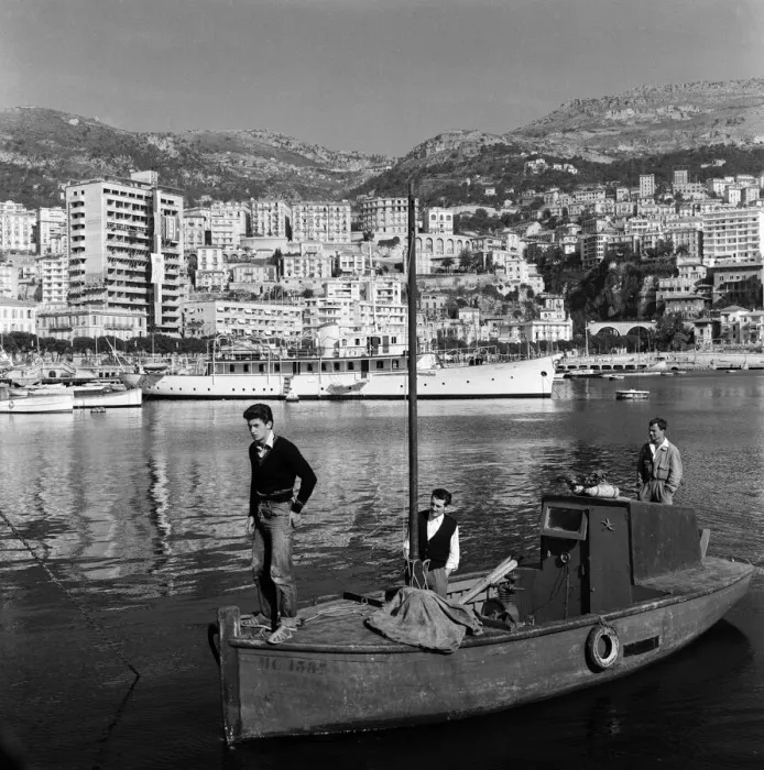 Framed Print : Scenes in Monte Carlo harbour as Grace Kelly arrives for her wedding to Prince Rainier Framed Print : Scenes in Monte Carlo harbour as Grace Kelly arrives for her wedding to Prince Rainier