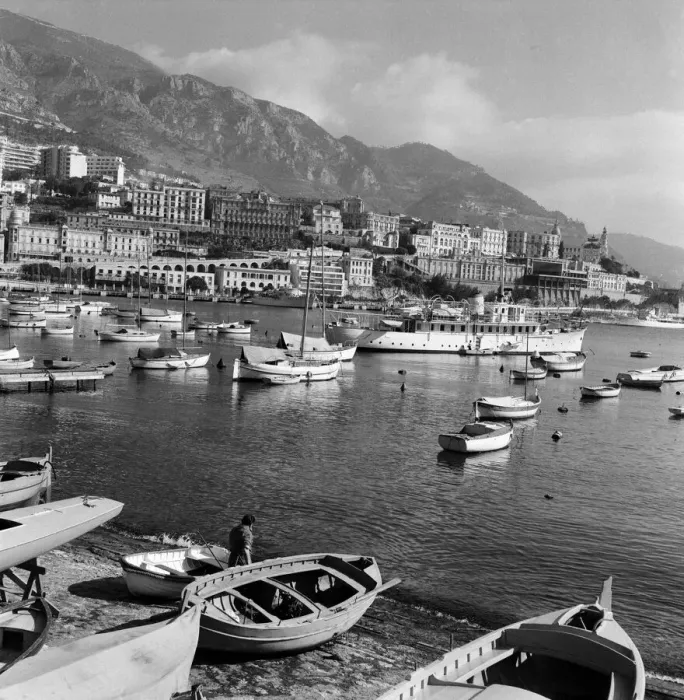Framed Print : Scenes in Monte Carlo harbour as Grace Kelly arrives for her wedding to Prince Rainier