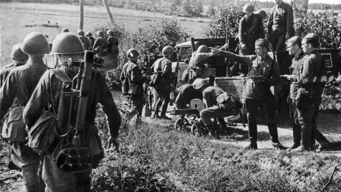 Framed Print : Scenes during the ongoing fierce fighting between the Soviet Red Army Framed Print : Scenes during the ongoing fierce fighting between the Soviet Red Army