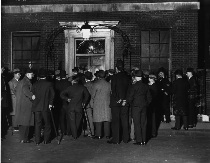 Framed Print : Scenes outside no 10 after 1931 cabinet resigned P 8804a Box 35 Date