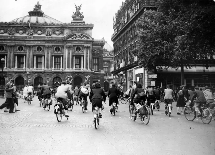 Framed Print : Scenes in Paris, France during World War Two. September 1944 Framed Print : Scenes in Paris, France during World War Two. September 1944